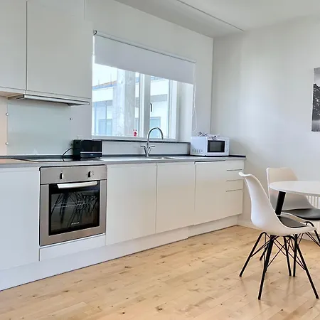 公寓 Newly Built 1 Bedroom With Balcony *
